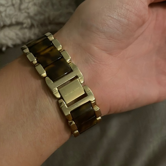 Michael Kors tortoise shell watch with gold hardware - Picture 4 of 6